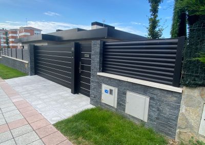 Puerta de garaje corredera de láminas metálicas